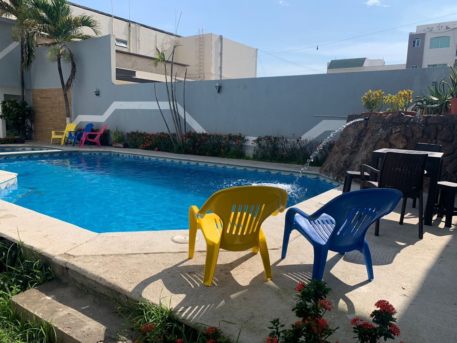 حمّام سباحة خارجي، مفتوح من 8 صباحًا إلى 6 مساءً، مقاعد للتشمس