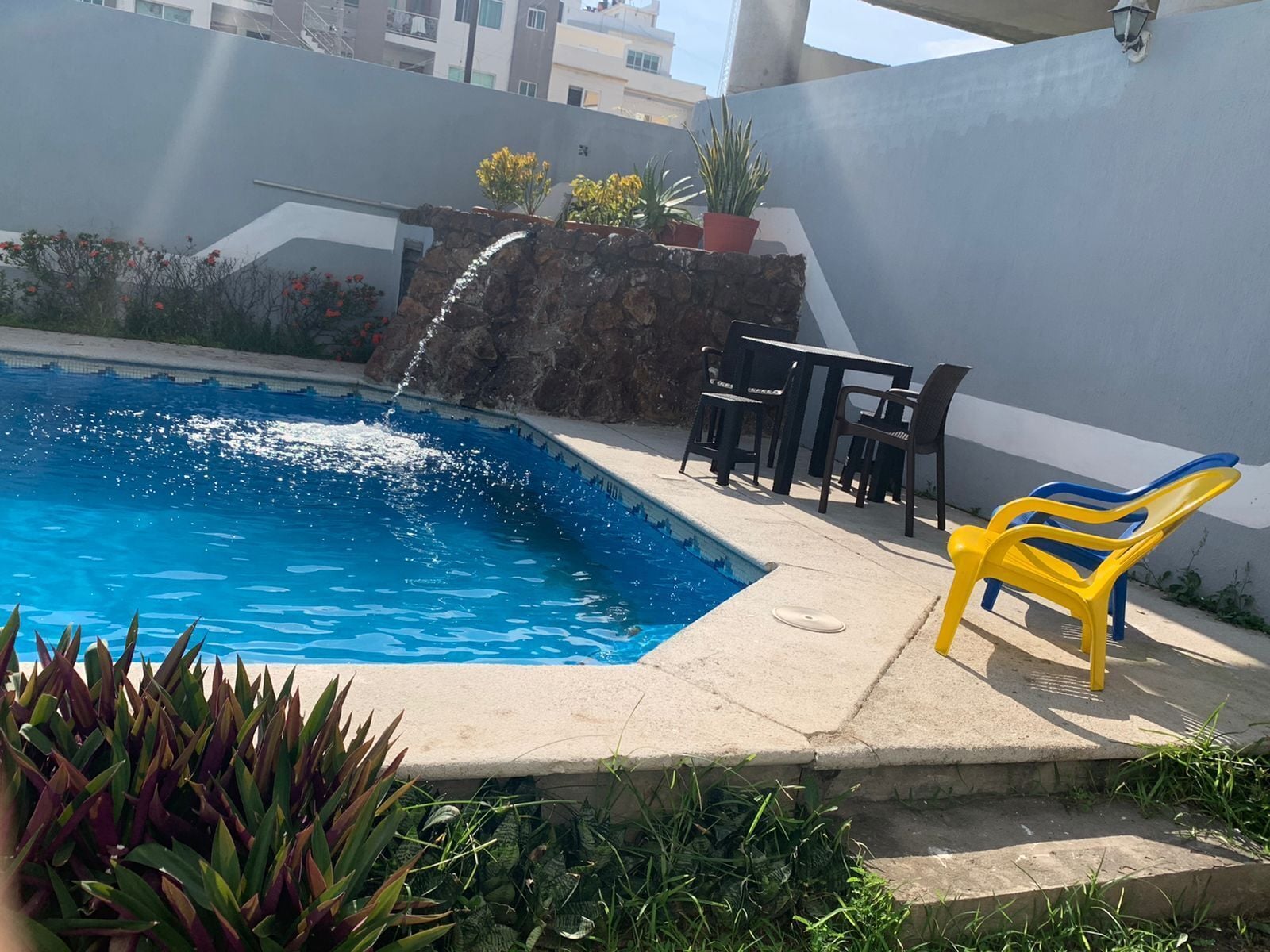 室外游泳池，08:00 至 18:00 开放，日光浴躺椅