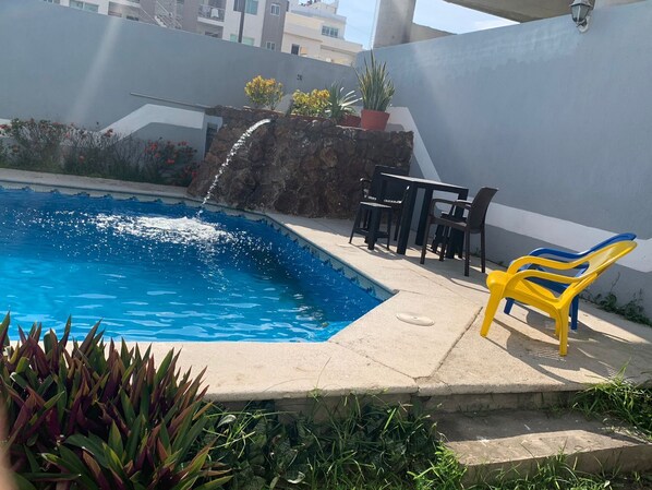 室外游泳池，08:00 至 18:00 开放，日光浴躺椅