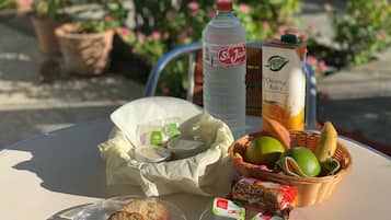 Desayuno continental (EUR 10 por persona)