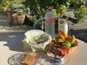 Petit déjeuner continental (15 EUR par personne)