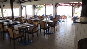 BBQ/picnic area - Hôtel Douce Vague (Sainte-Luce)