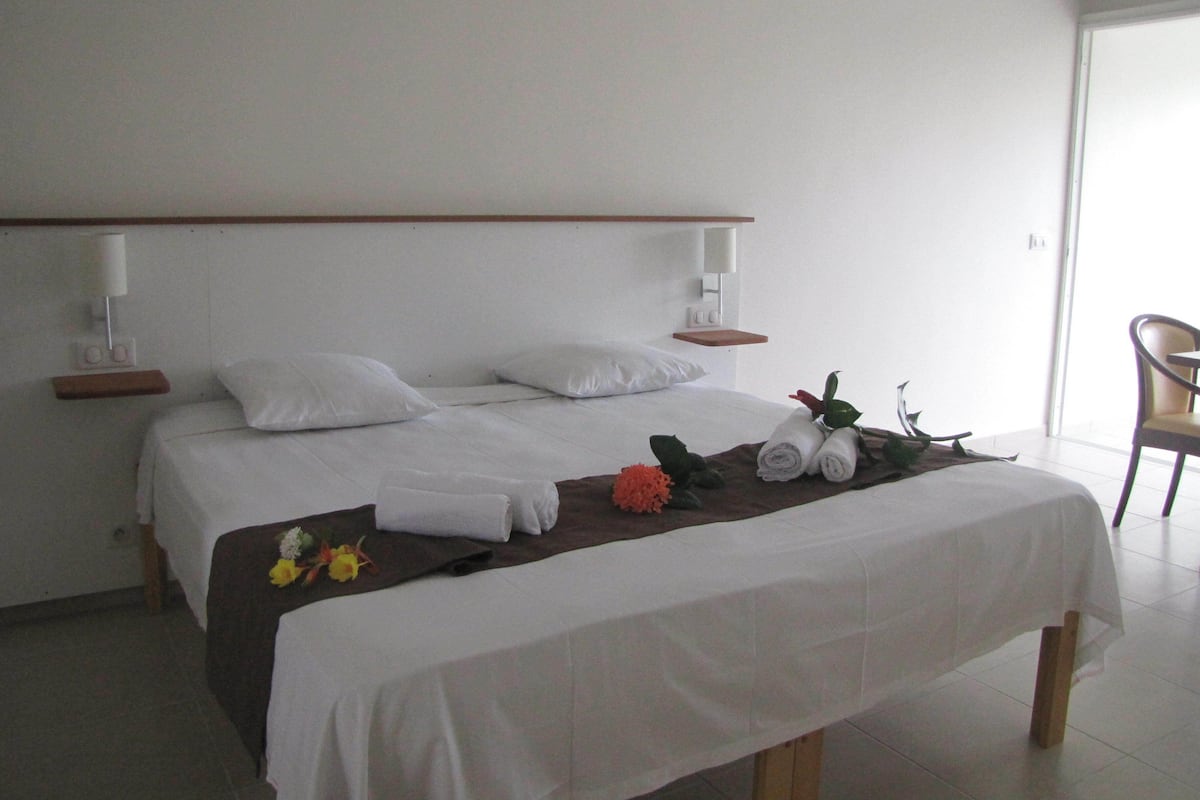 Superior studio suite, 1 kingsize bed, terras, uitzicht op tuin | 1 slaapkamer, luxe beddengoed, Select Comfort-bedden