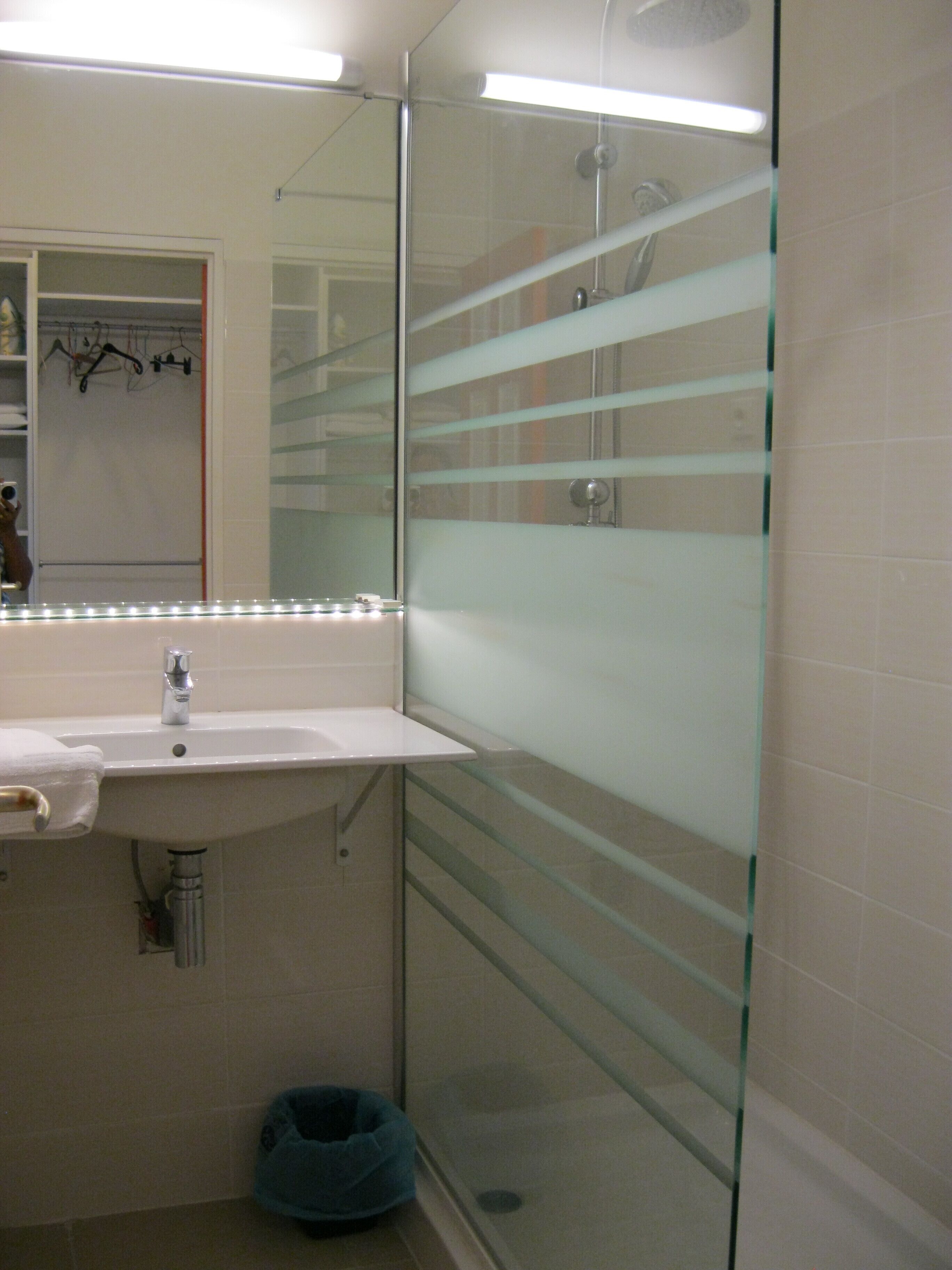 shower, rainfall showerhead, free toiletries, hair dryer