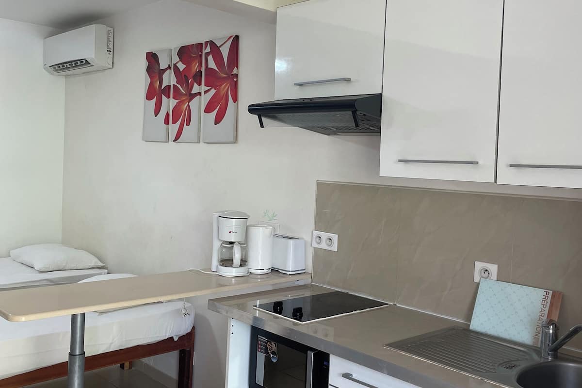 full-sized fridge, microwave, oven, stovetop