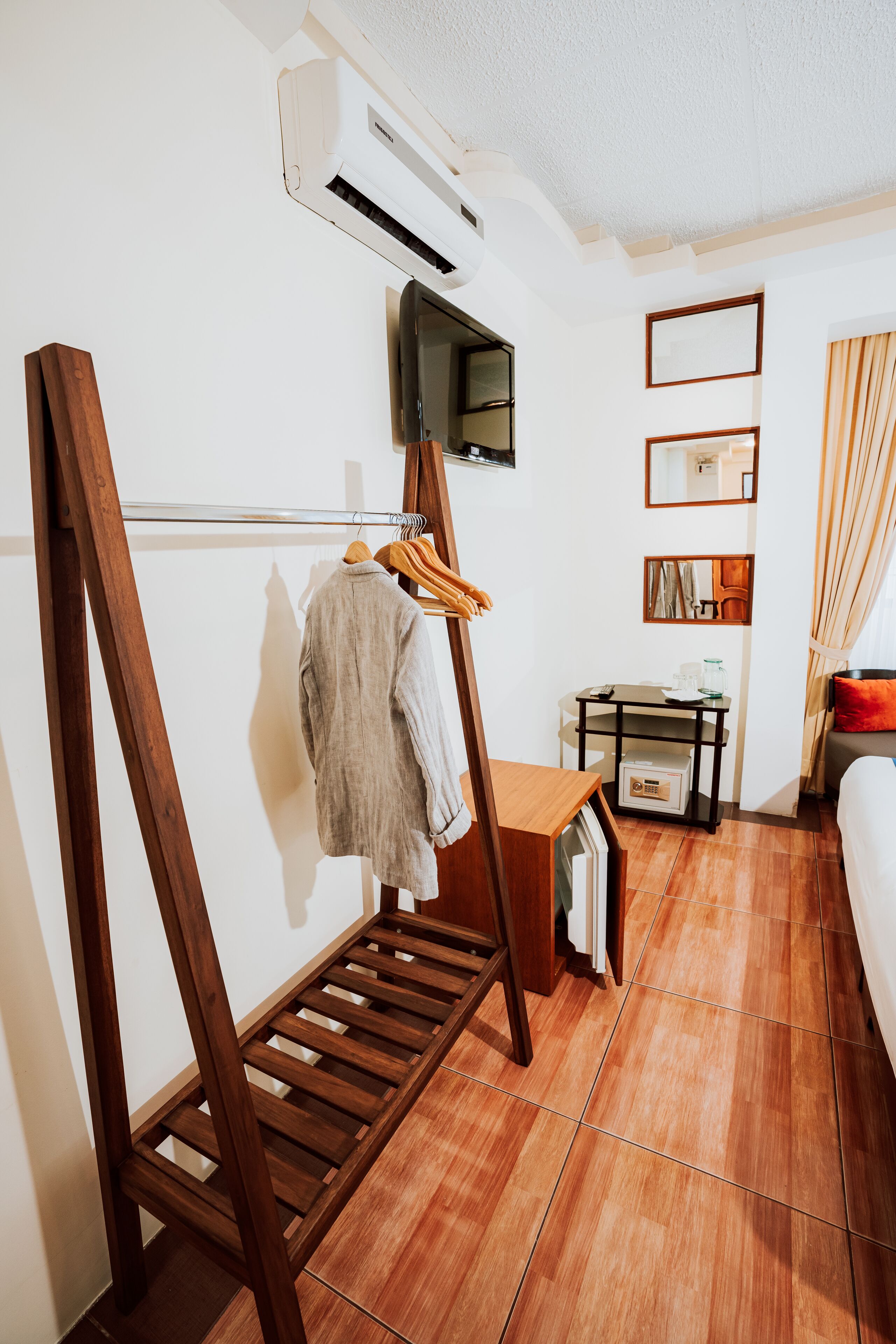 deluxe room, 1 bedroom, bathtub, tower | in-room safe, laptop workspace, free wifi, bed sheets