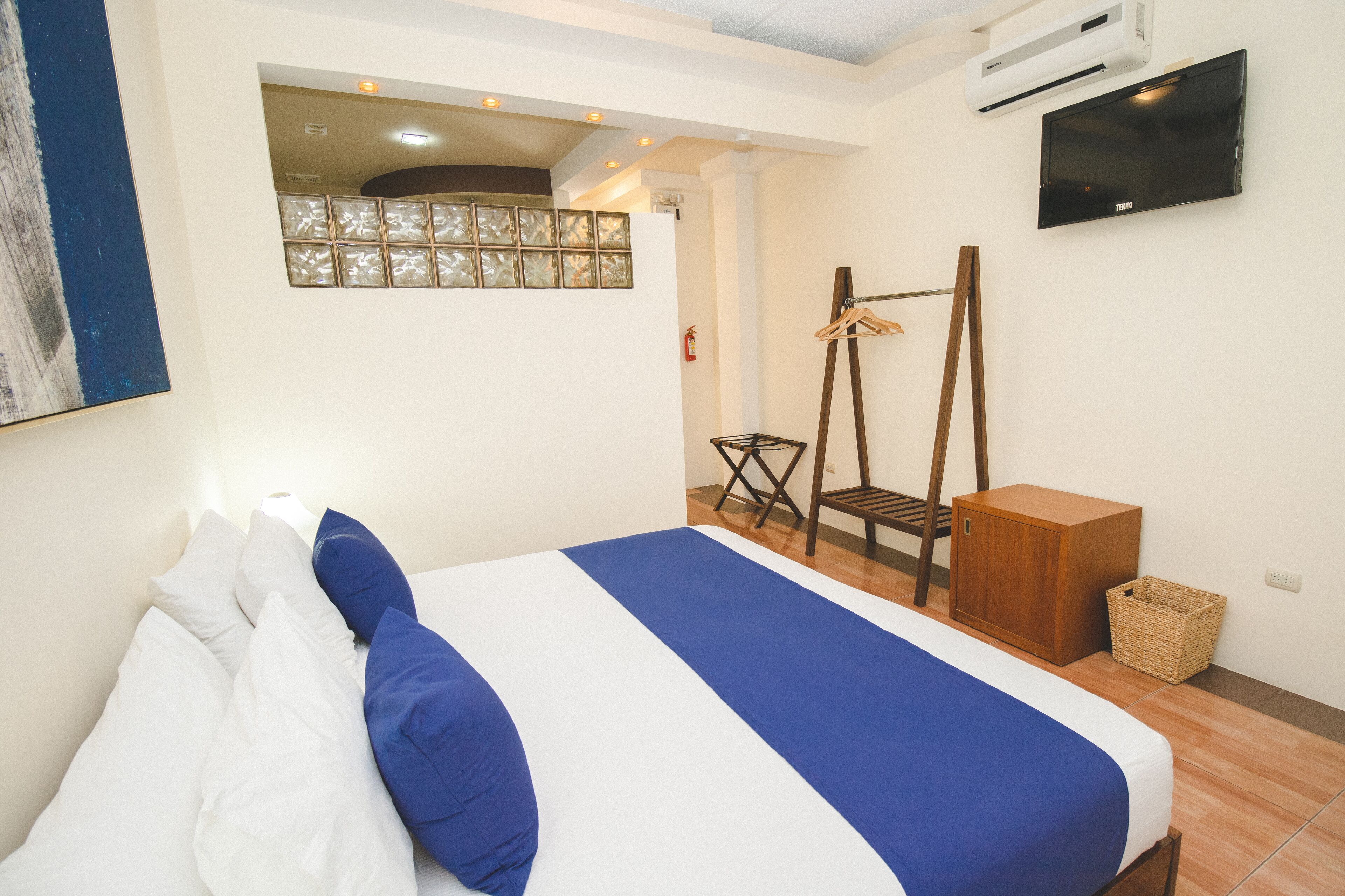 deluxe room, 1 bedroom, bathtub, tower | in-room safe, laptop workspace, free wifi, bed sheets