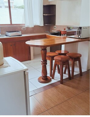 Suite familiar, 2 habitaciones, cocina básica, planta baja | Cocina privada | Frigorífico