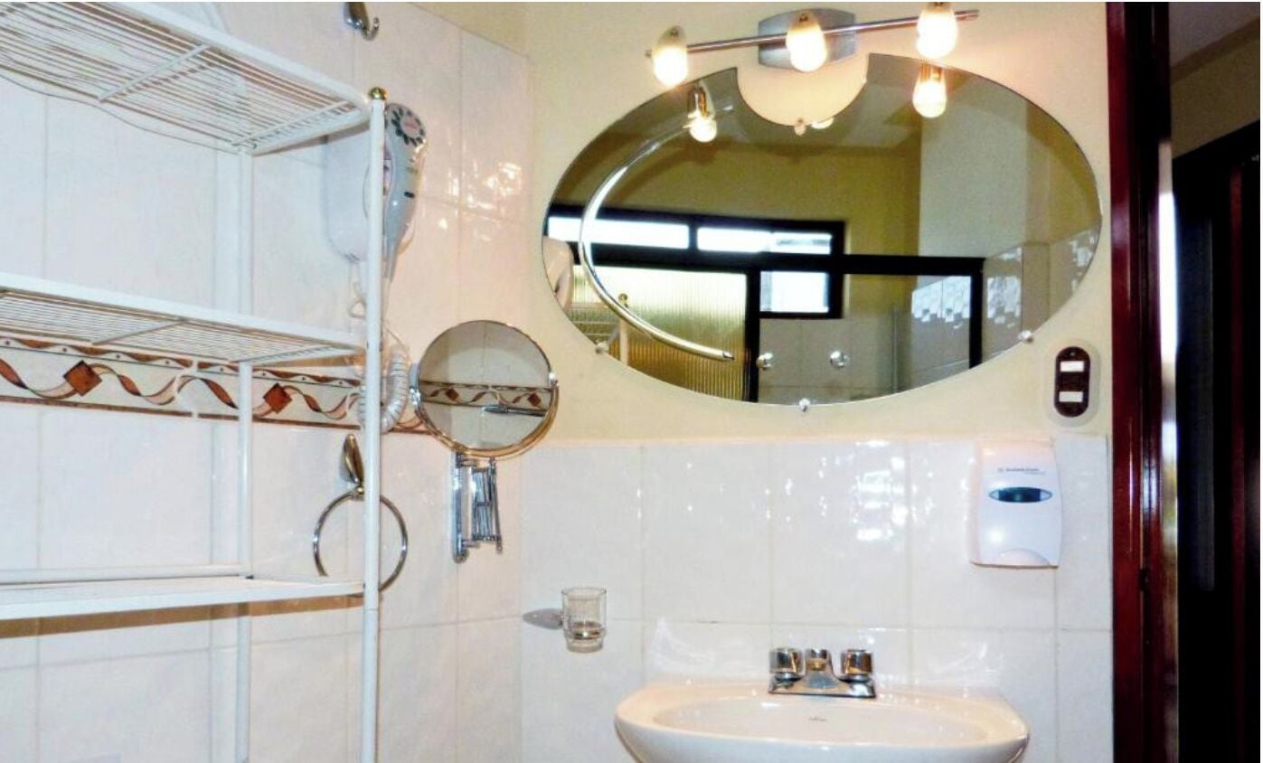 family suite, 2 bedrooms, kitchenette, ground floor | bathroom | hair dryer, towels, soap, shampoo