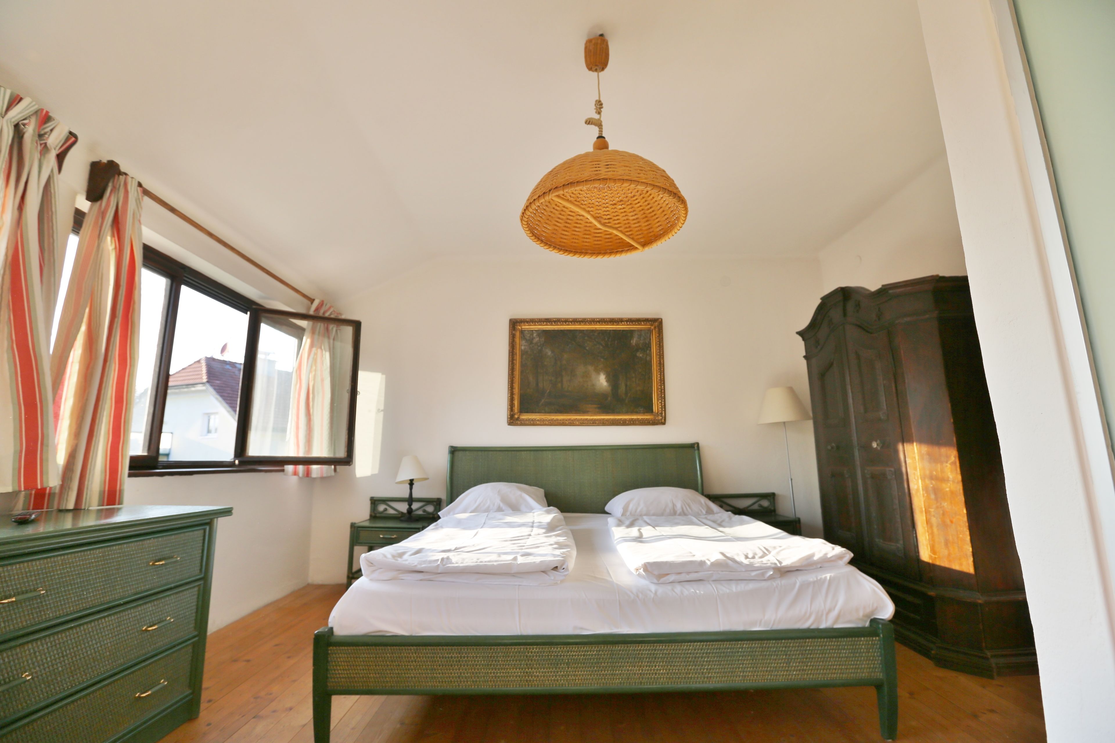 Premium bedding, in-room safe, individually decorated