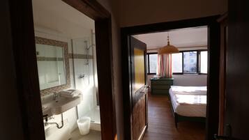 Doppelzimmer, Gemeinschaftsbad | Hochwertige Bettwaren, Zimmersafe, individuell dekoriert