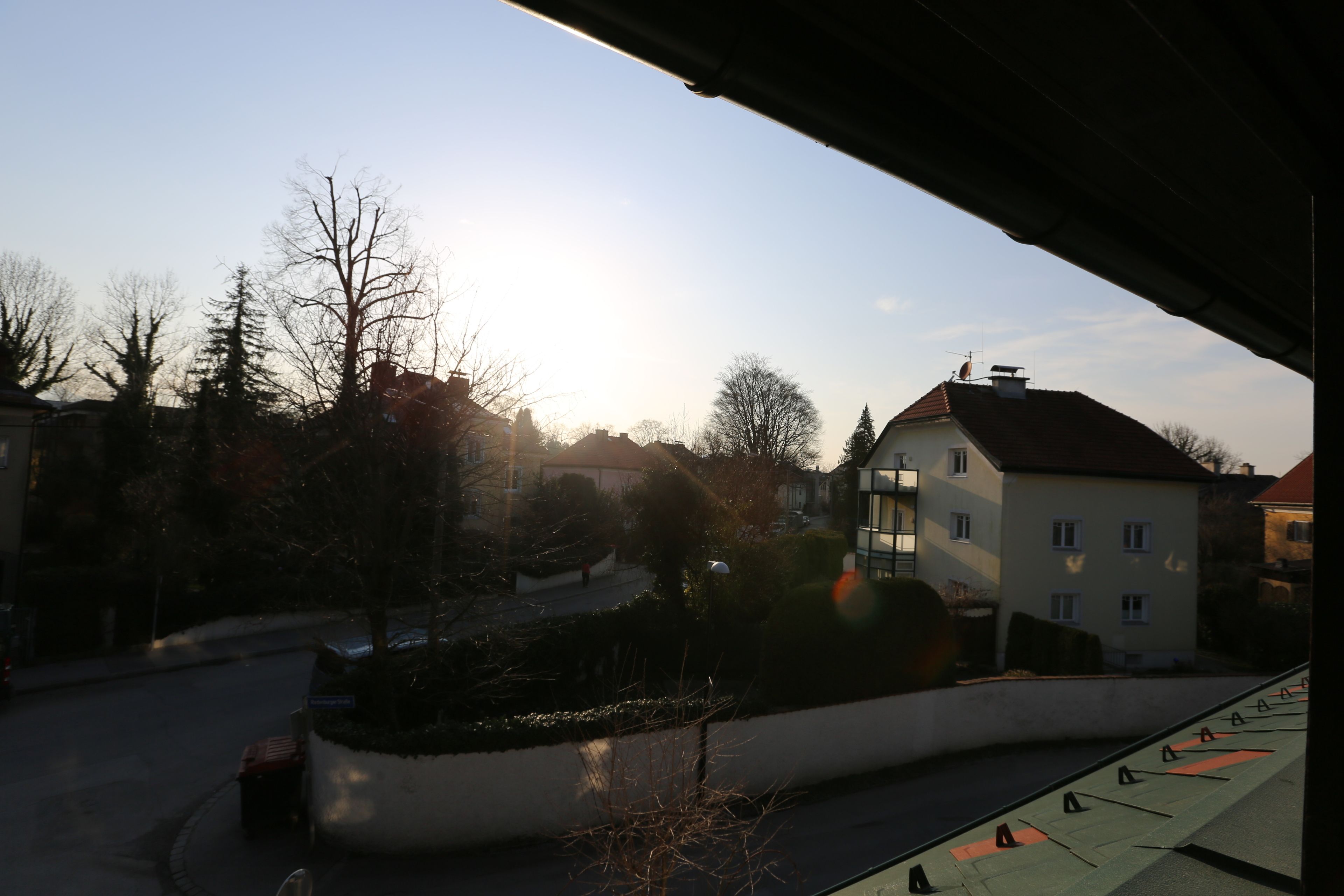 Ein Wohngebiet mit Häusern, einer Straße und blauem Himmel.