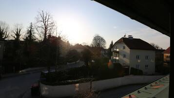 Ein Wohngebiet mit Häusern, einer Straße und blauem Himmel.