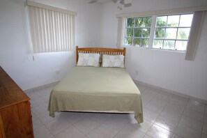 2 bedrooms, iron/ironing board, free WiFi - Bootle Bay Garden Cottage (West End)