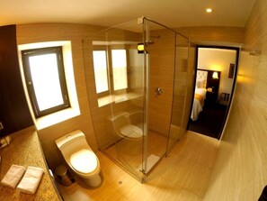 Deluxe kamer, 1 kingsize bed | Badkamer | Een douche, gratis toiletartikelen, een haardroger, handdoeken