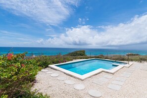 室外游泳池，提供日光浴躺椅