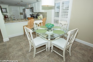 Standard Condo, 2 Bedrooms, Ocean View | In-room dining