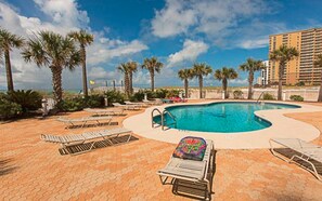 Piscine extérieure, chaises longues