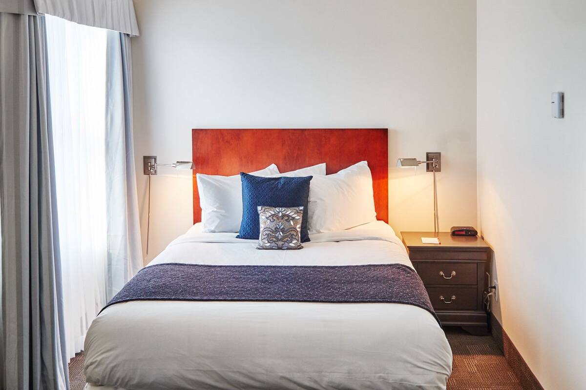 Executive Suite, 1 Queen Bed with Sofa bed | Desk, iron/ironing board, free WiFi