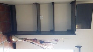 Habitación cuádruple estándar, varias camas, baño privado | Wifi gratis y ropa de cama