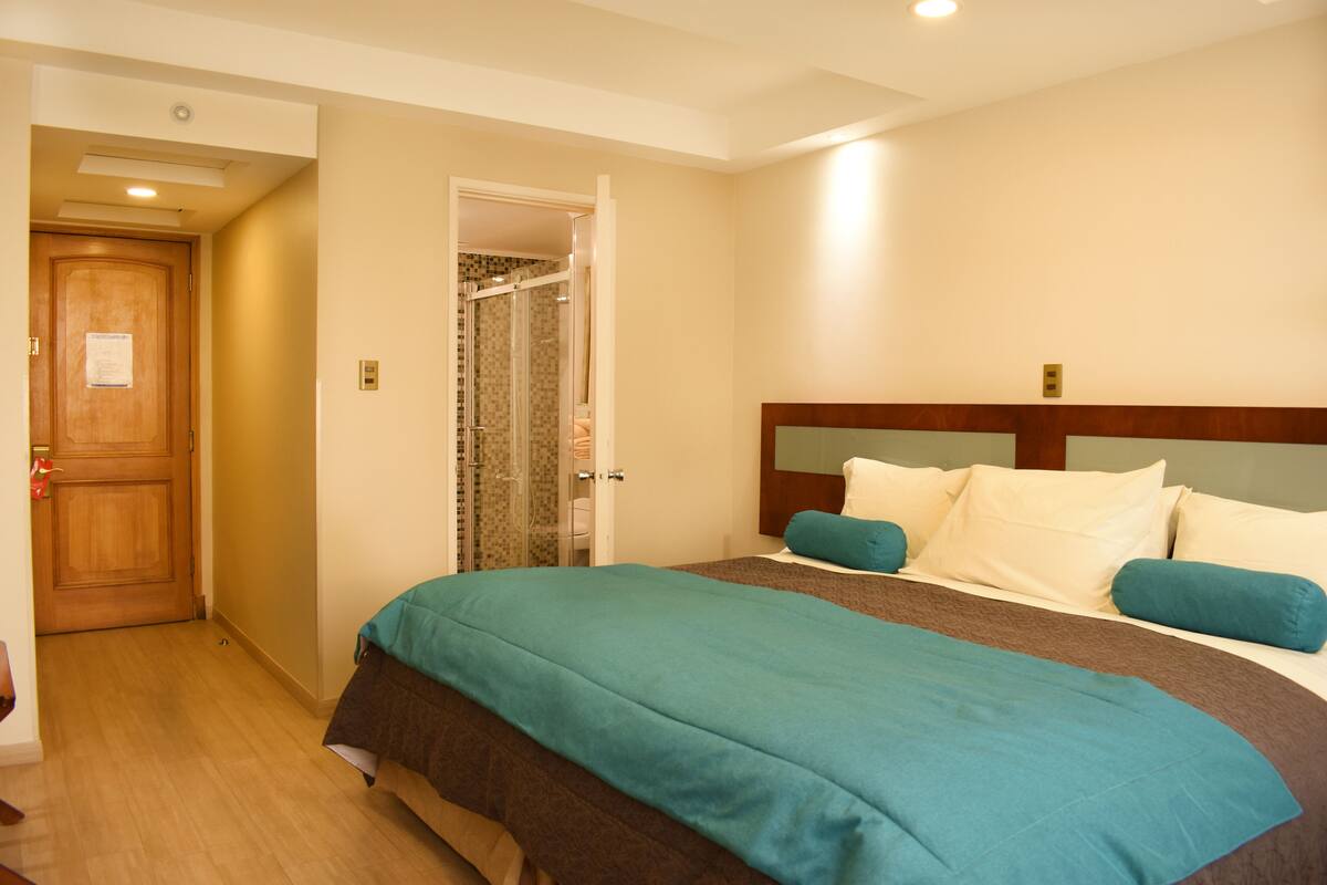 Minibar, caja fuerte, escritorio y sistema de insonorización