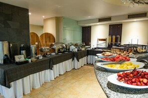 朝食 (ビュッフェ)、毎日提供 (無料)