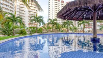 2 sisäuima-allasta, 9 ulkouima-allasta, aurinkotuoleja