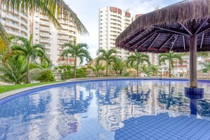 2 indendørs pools, 9 udendørs pools, liggestole