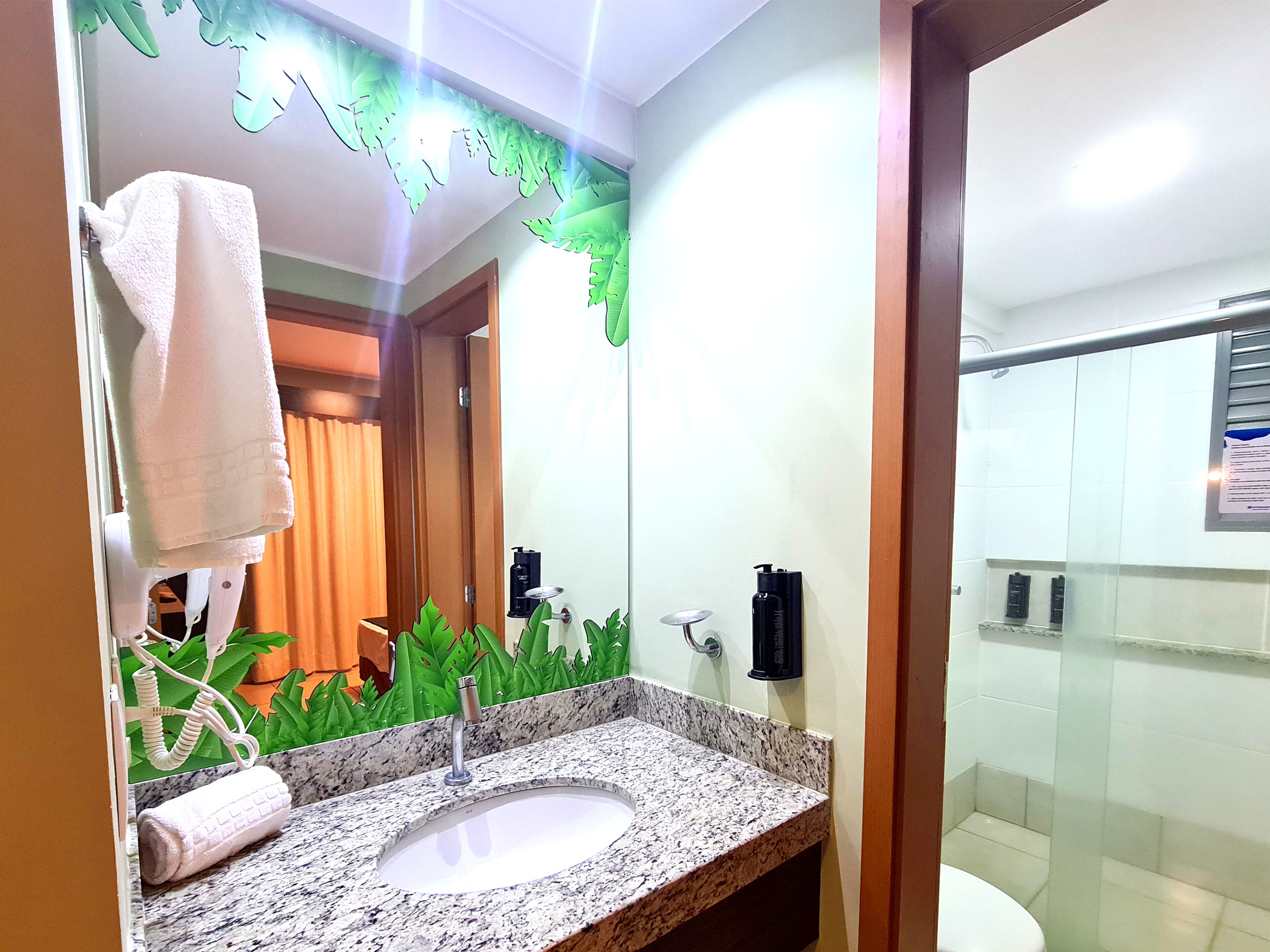 suite tematica dinossauros | bathroom | free toiletries, hair dryer, towels