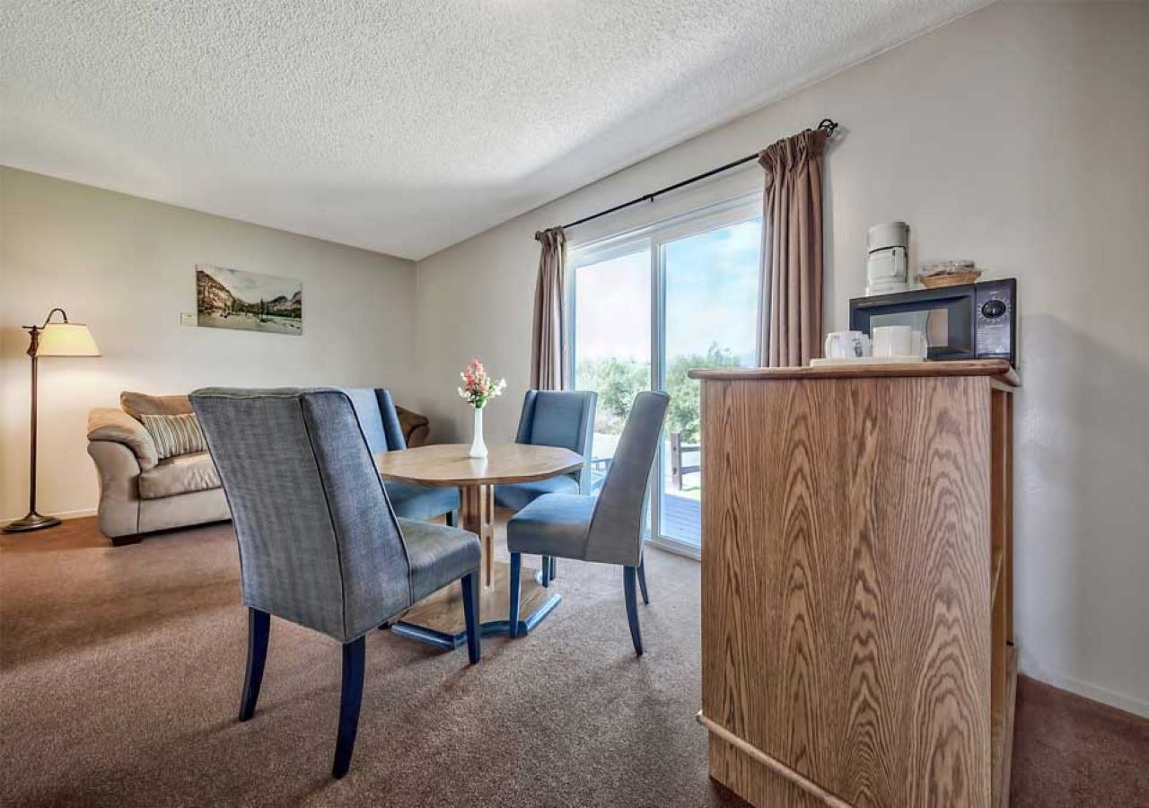 deluxe suite, non smoking (river) | living area | tv