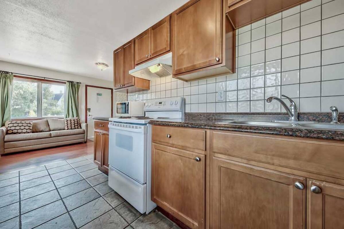 fridge, microwave, coffee/tea maker