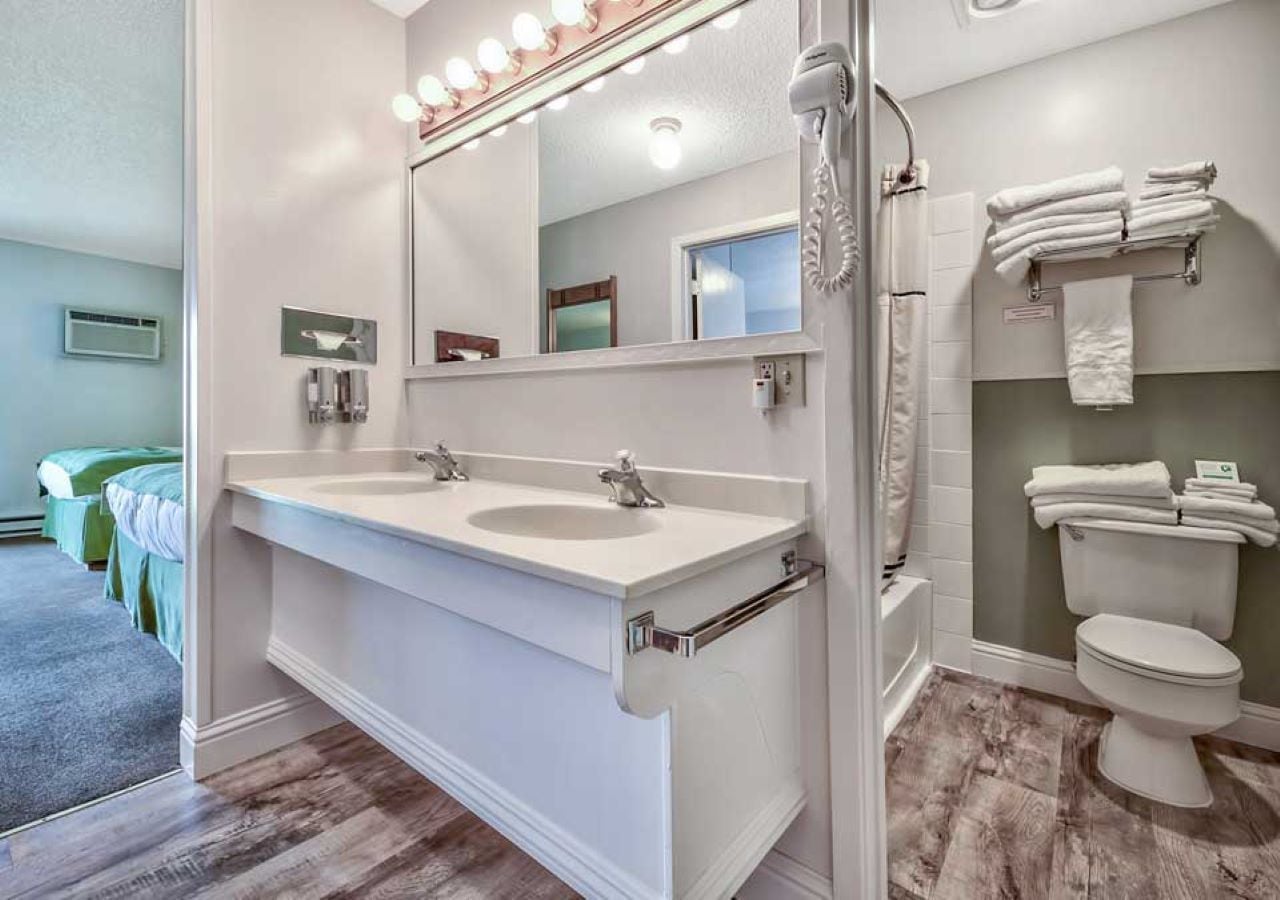 combined shower/bathtub, deep-soaking bathtub, free toiletries