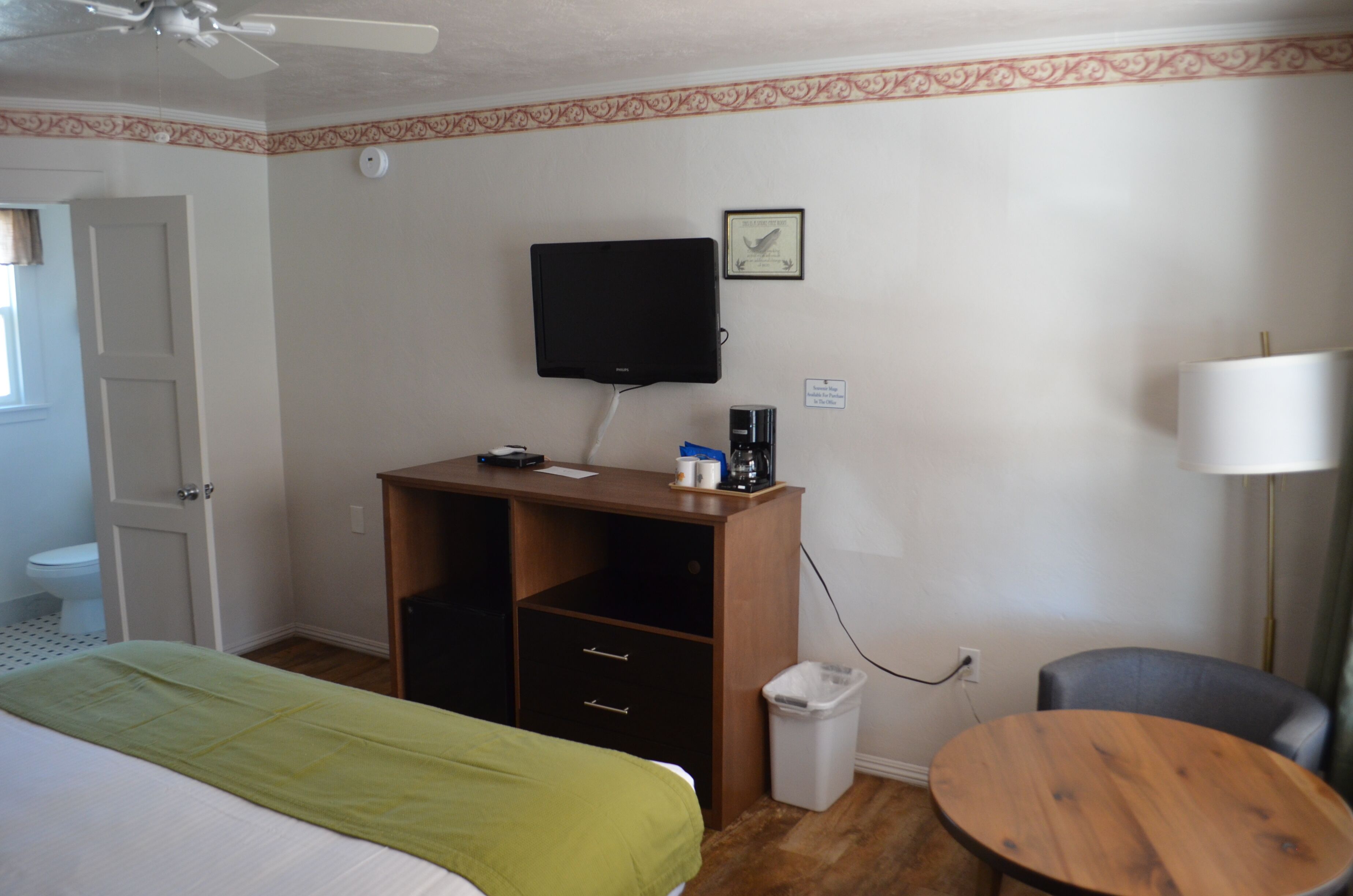 standard room, 1 king bed | individually decorated, individually furnished, iron/ironing board