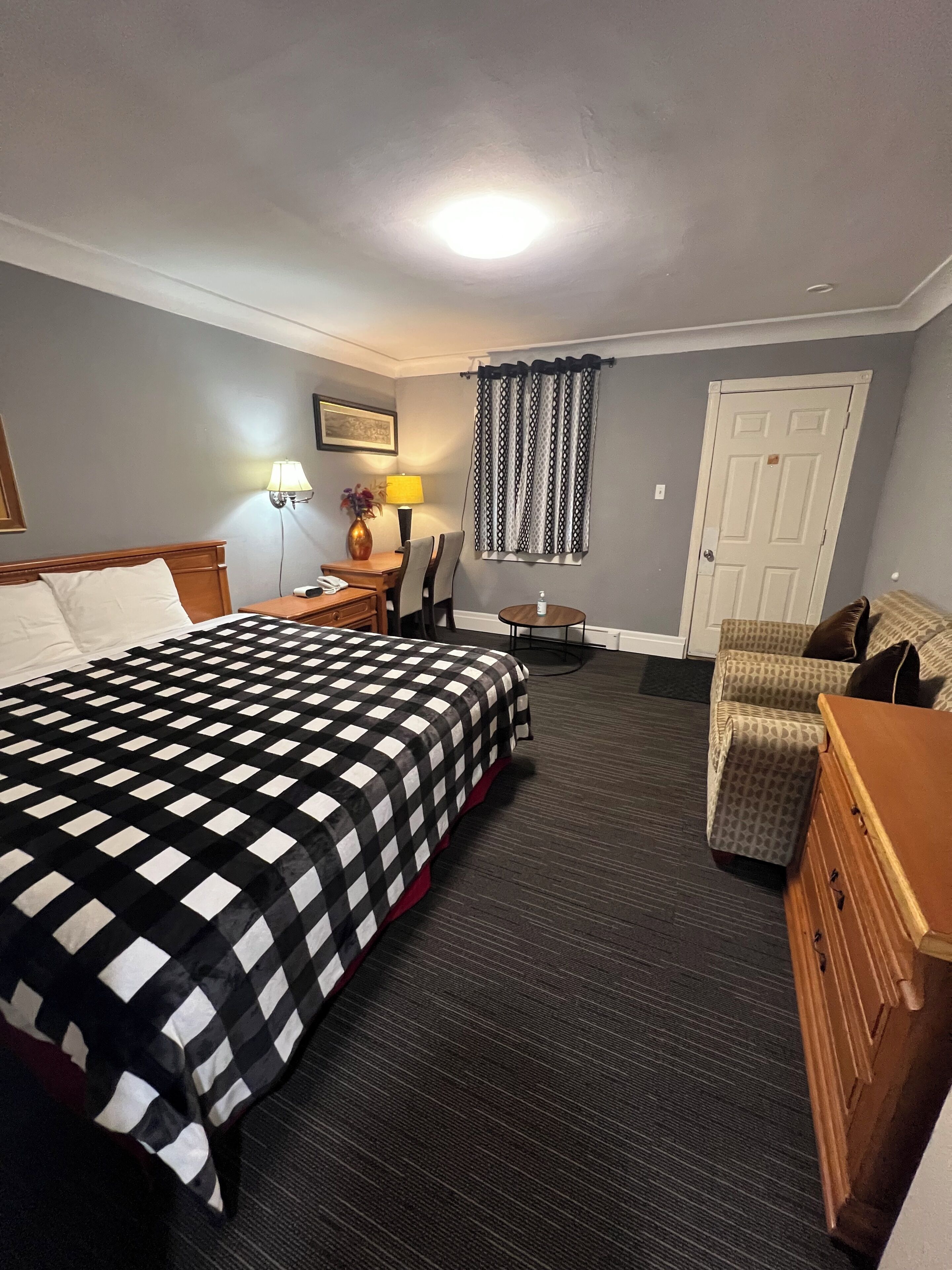 Signature Room, 1 King Bed, Non Smoking | Desk, free WiFi