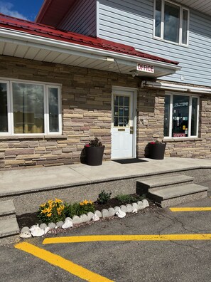 Front of property - Tulip Motel (Woodstock)