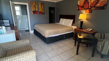 Signature Room, 1 King Bed, Smoking | Desk, free WiFi