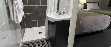 Phòng Premier, 2 giường đôi, không hút thuốc | Phòng tắm | Đồ dùng nhà tắm miễn phí, máy sấy tóc, khăn tắm