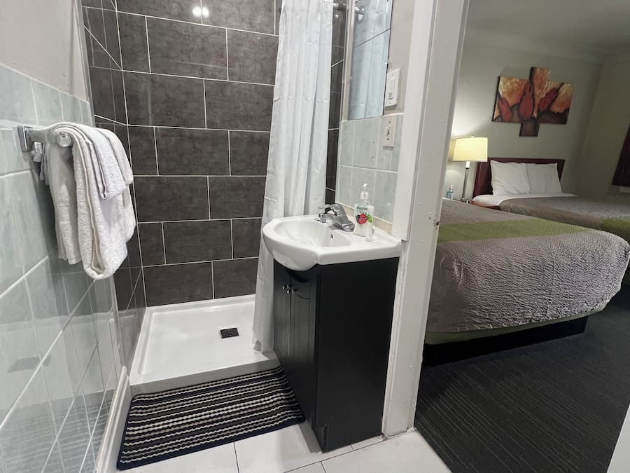 Habitación Premier, 2 camas matrimoniales, para no fumadores | Baño | Amenidades de baño gratuitas, secadora de cabello, toallas