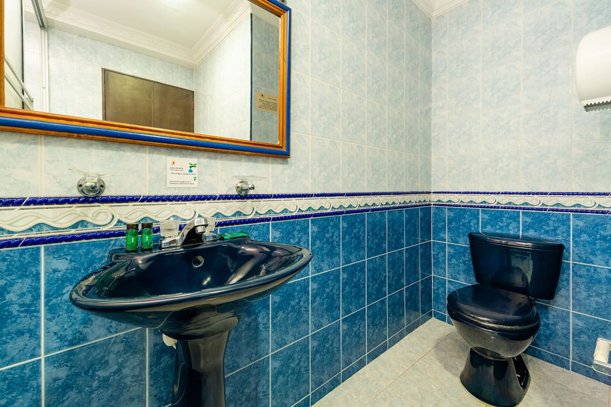 Ein Badezimmer mit Waschbecken, Toilette und Spiegel.