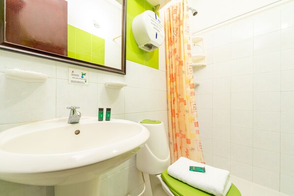 A bathroom with a sink, toilet, and a mirror. - Hotel Eclipse Villavicencio (Villavicencio)