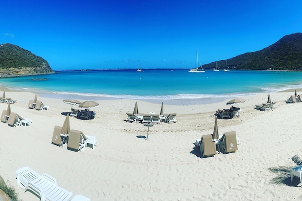 Playa privada y arena blanca