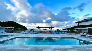 室外游泳池,提供日光浴躺椅