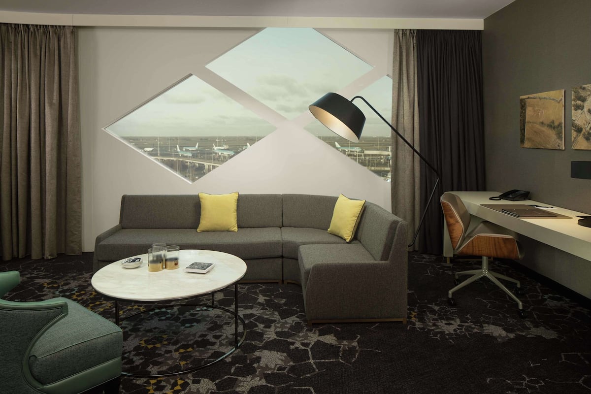 Suite, 1 cama de matrimonio grande, Acceso al salón del club (Airport View) | 1 dormitorio, ropa de cama hipoalergénica, minibar y caja fuerte