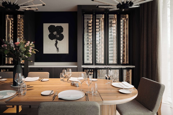 Breakfast, lunch, dinner served; international cuisine