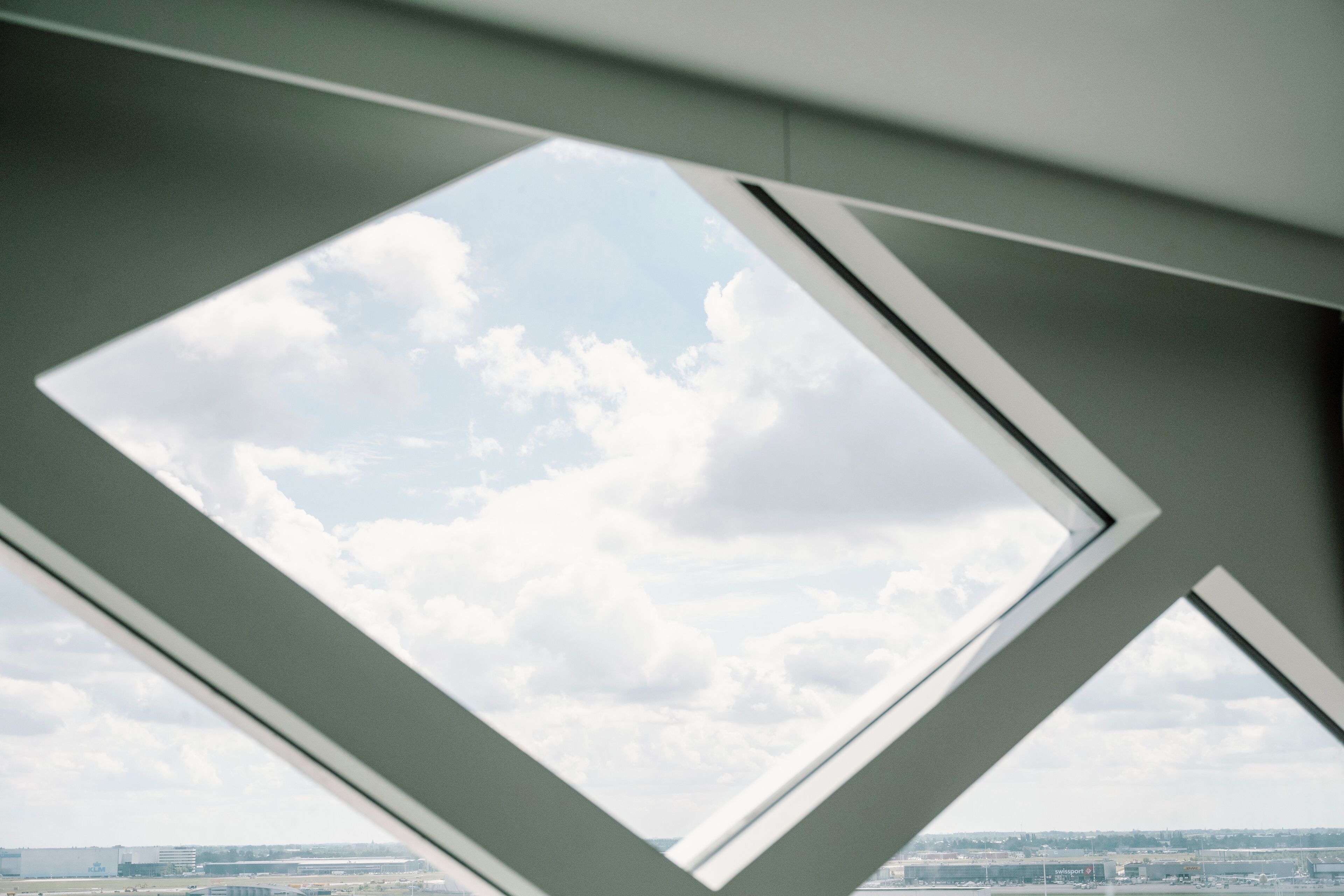 Ein Oberlichtfenster mit Blick auf den Himmel und Wolken.
