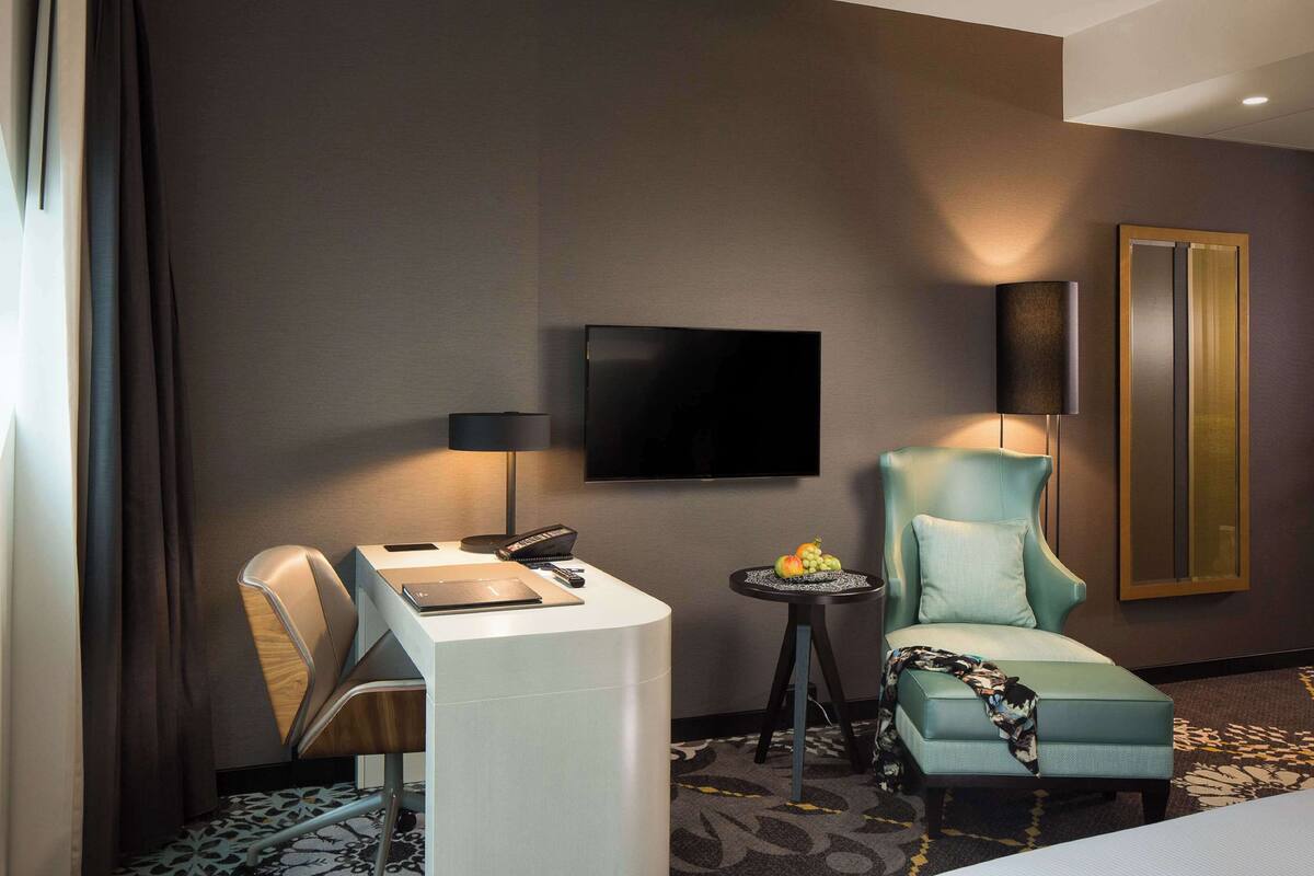 Hypo-allergenic bedding, minibar, in-room safe, desk