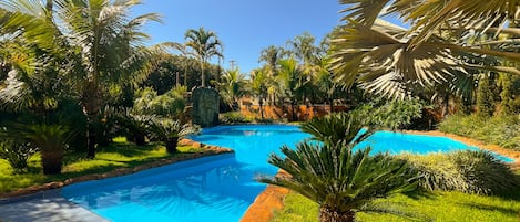 5 piscine all'aperto, ombrelloni da piscina, lettini