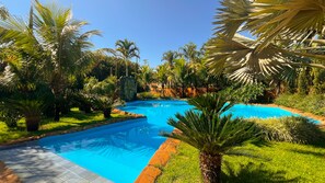 5 outdoor pools, open 10:00 AM to 6:00 PM, pool umbrellas, pool loungers - Hotel Dolce Dulce (Olímpia)