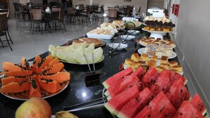 A buffet with various fruits and desserts. - Hotel Dolce Dulce (Olímpia)