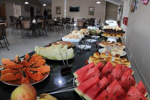 Café da manhã com buffet grátis todos os dias